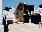 אומן באבן, מצבה מיוחדת מאבן גלילית וסלע בזלת טבעי.